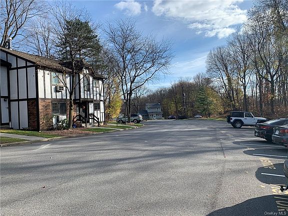 4th image of 33 Brittany Dr