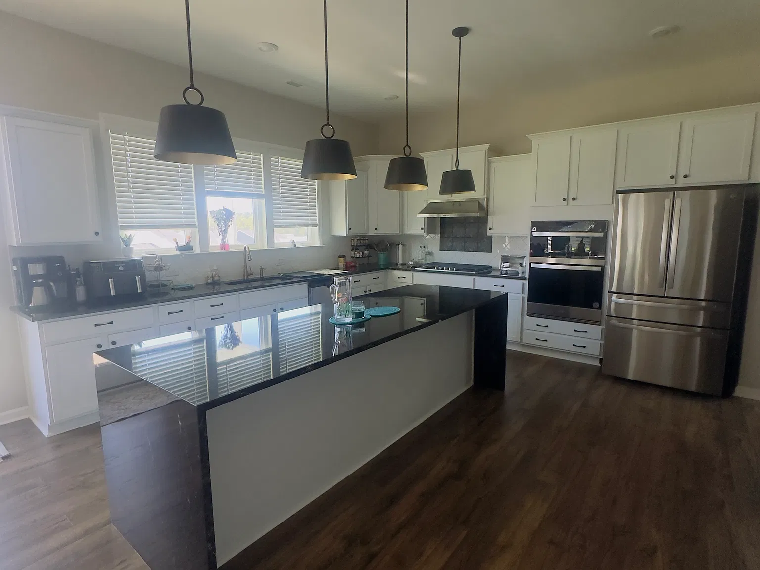 5 bed, 3680 sqft, $3,800 — Photo 2