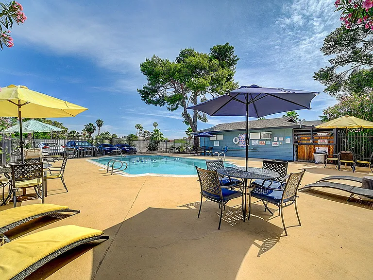 4050_Palos Verdes St-23