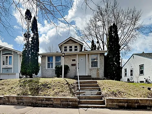 2068 Reaney Ave E Photo 1