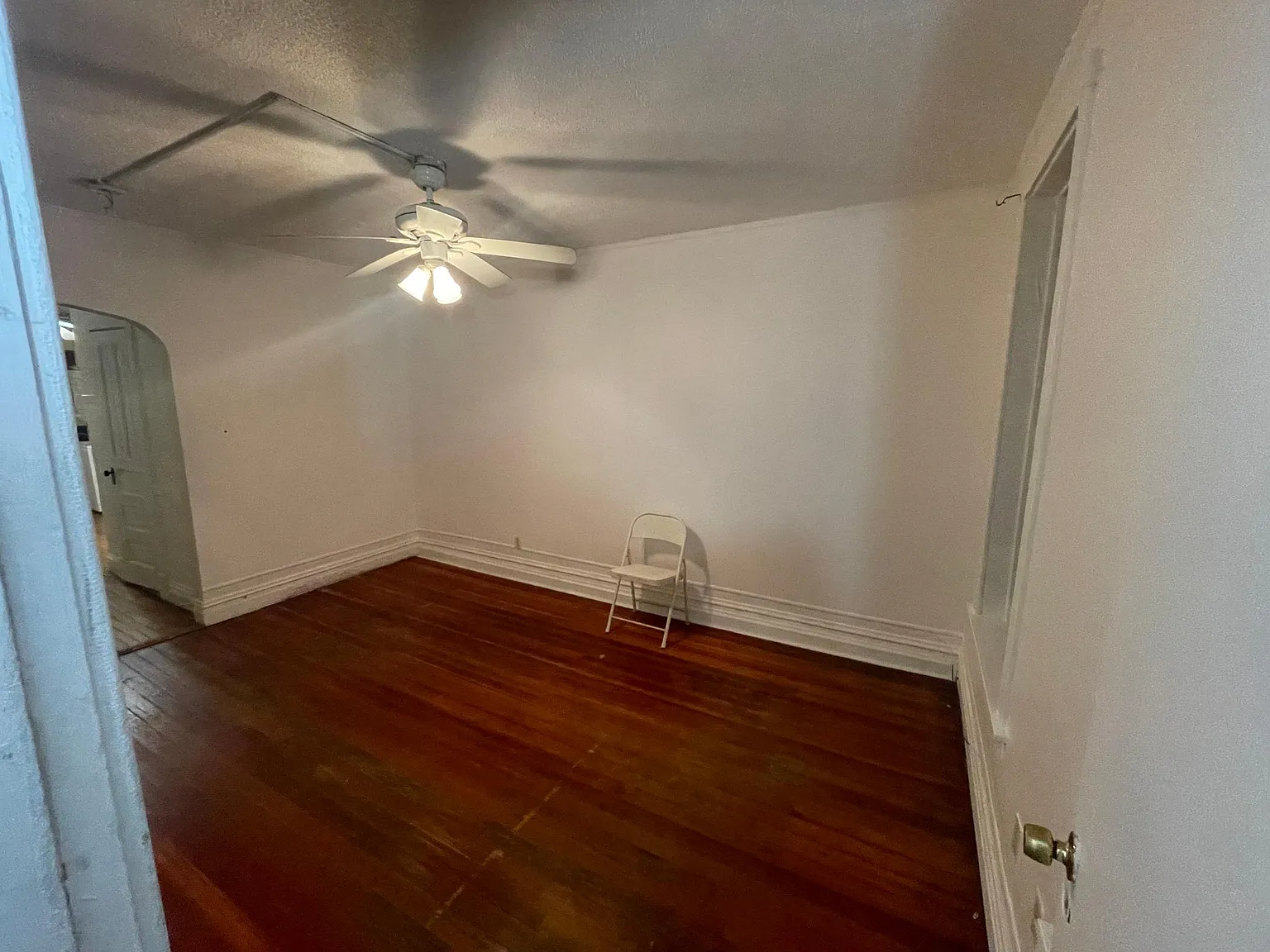 3 bed, 1.5 bath, 2400 sqft, $2,100 — Photo 3