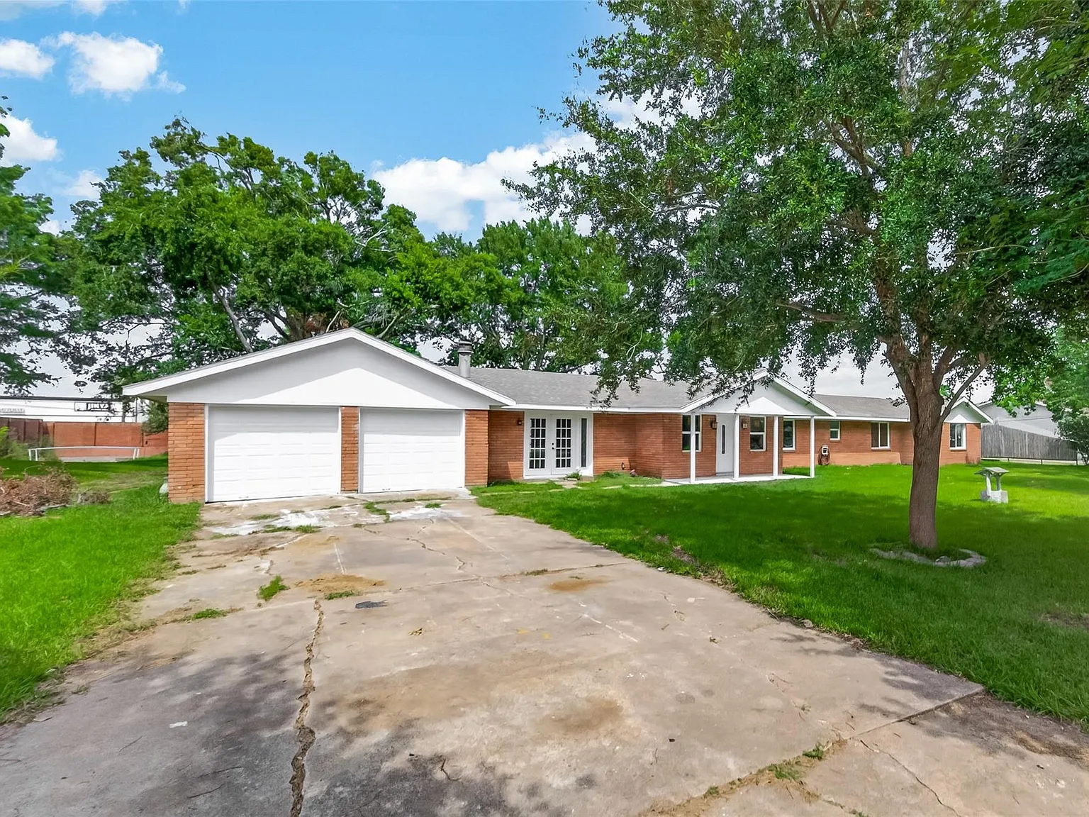 3 bed, 2.0 bath, 2332 sqft, $2,850 — Photo 2