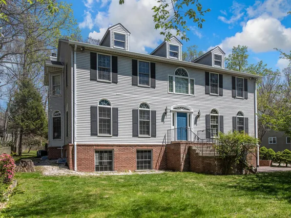 2725 Oldewood Dr, Falls Church, VA 22043