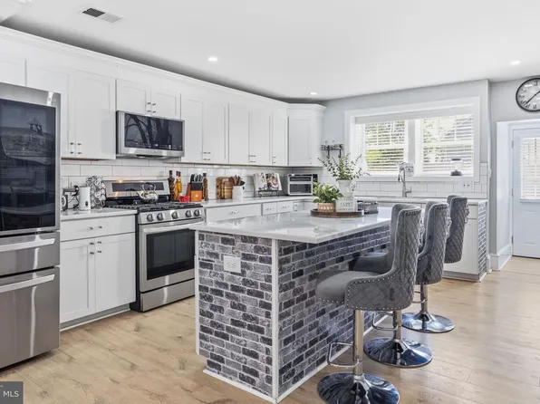 902 W Park Sq, Prospect Park, PA 19076