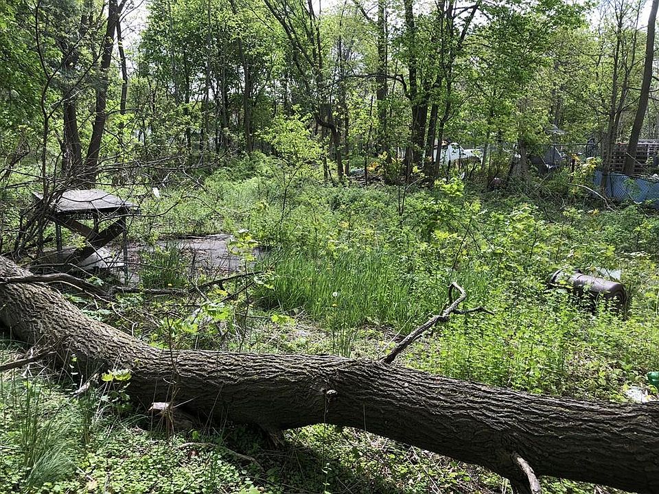 2nd image of 140 Summer St