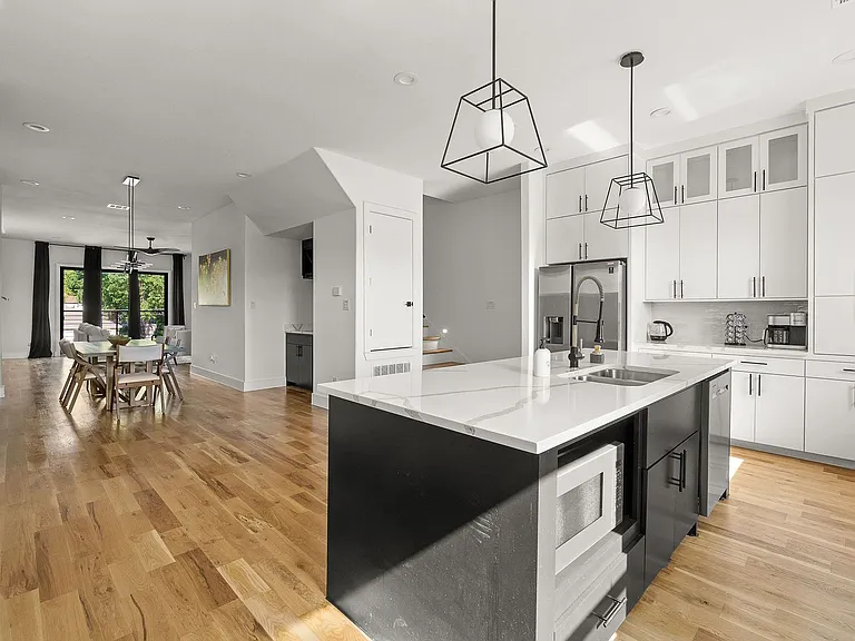 512 Avenue L — Photo 6