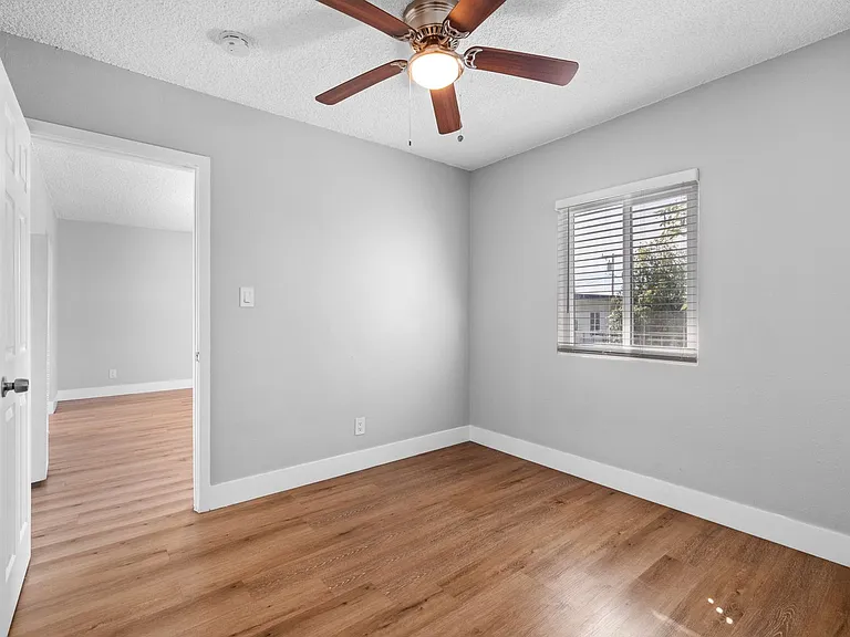 Colima Apartments — Photo 15
