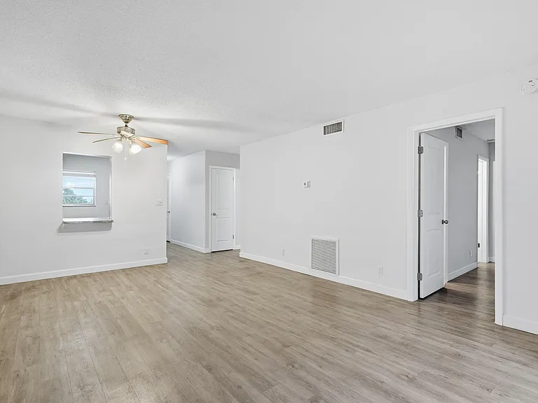 1400 NE 57th St #304 — Photo 8
