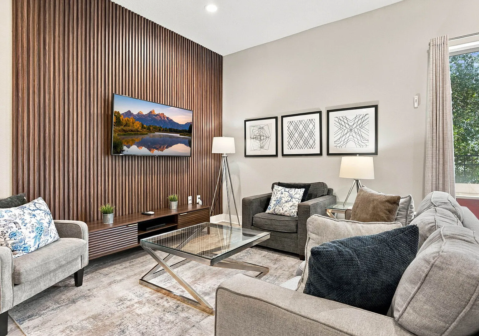 4 Suites, Private Jacuzzi & Prime Location — Photo 1
