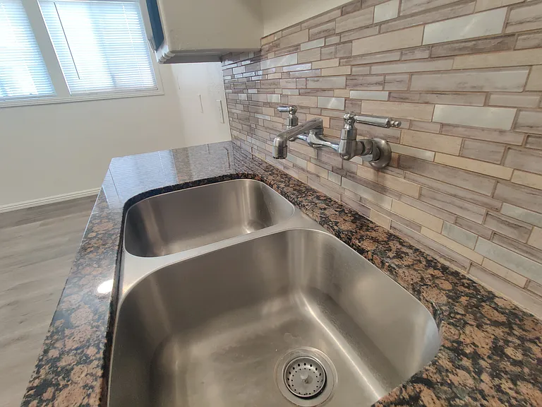 N Poplar Ave — Photo 8
