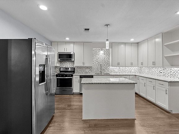 3rd image of 3715 Bayou Cir