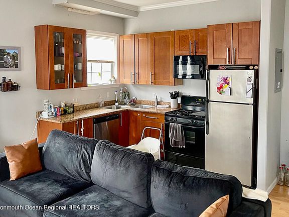 3rd image of 196 Zabriskie St Floor 2