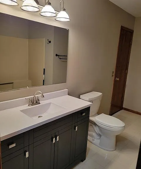 Full bathroom with tub/shower. Entry through master bathroom and mail hallway.