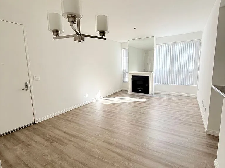 8715 Burton Way - Urban Feel Charming 2 bed 2 bath — Photo 10