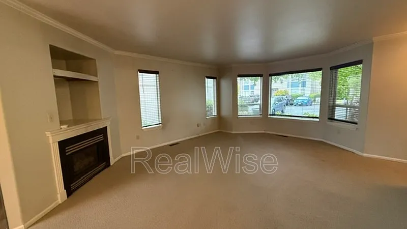 3 bed, 2.5 bath, 1590 sqft, $1,925 — Photo 4