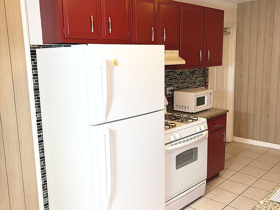 3rd image of 419 Sidney Ave