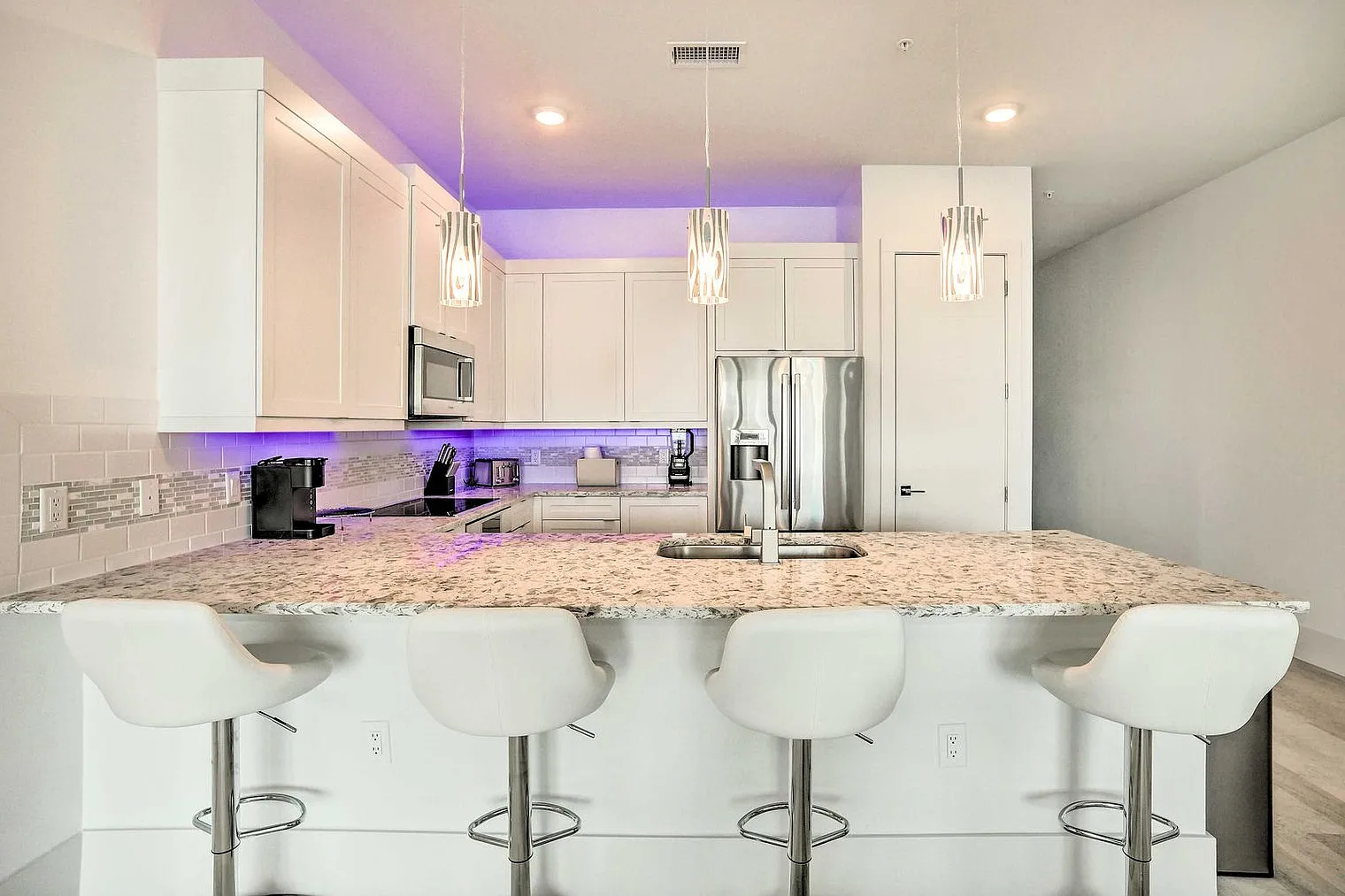 3 bed, 3.0 bath, 1872 sqft, $8,451 — Photo 4