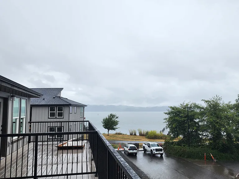 Astoria Waterfront — Photo 27