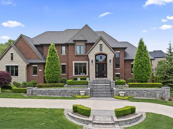 602 Wellington Cir, Rochester Hills, MI 48309