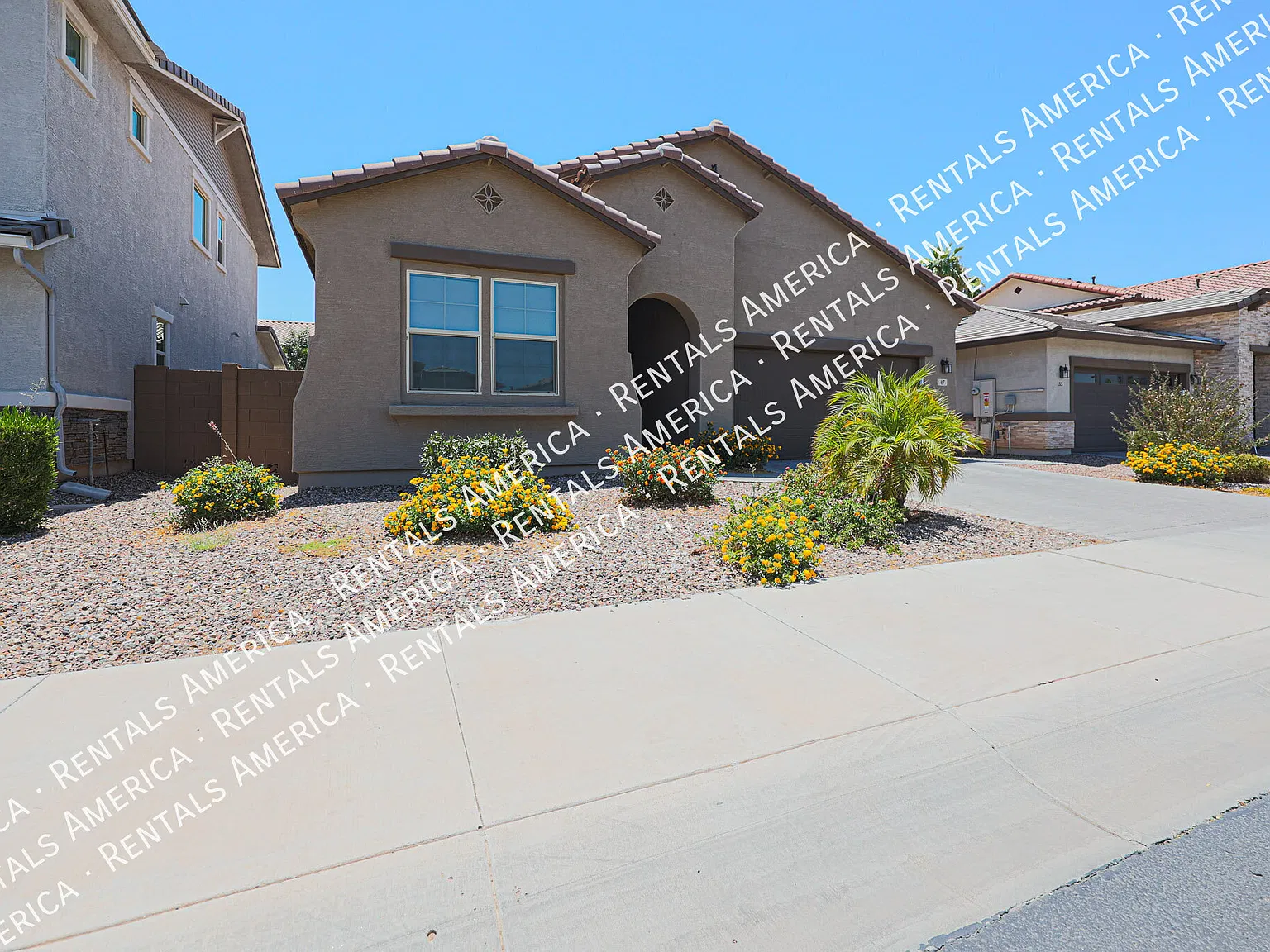 Awesome three bedroom home in the heart of Gilbert — Photo 2