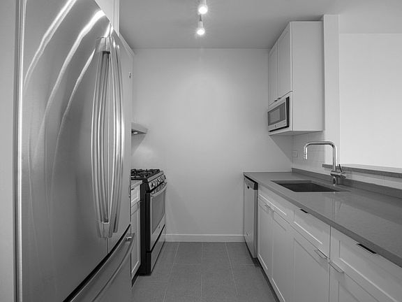 4th image of 420 W 42nd St APT 31E