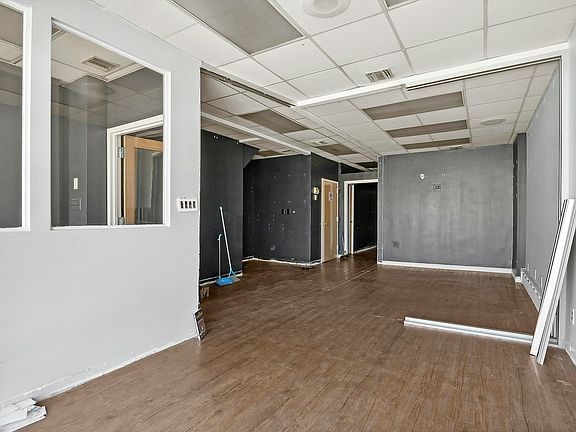 5th image of 188-02 Northern Blvd
