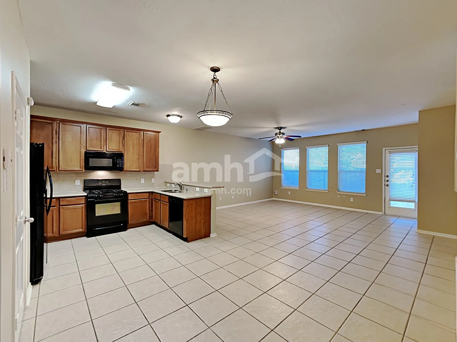 2 bed, 2.5 bath, 1576 sqft, $1,945 — Photo 4