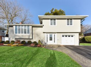 121 Sutton Dr, Plainview, NY 11803