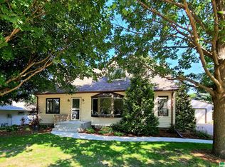 813 5th St, Hull, IA 51239