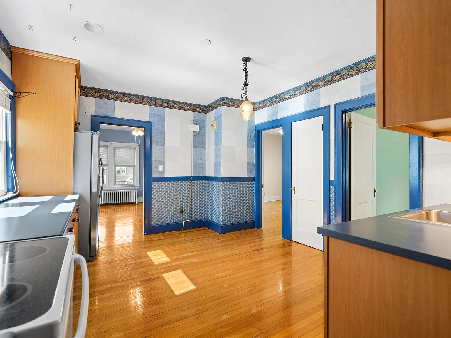 2 bed, 700 sqft, $2,050 — Photo 3