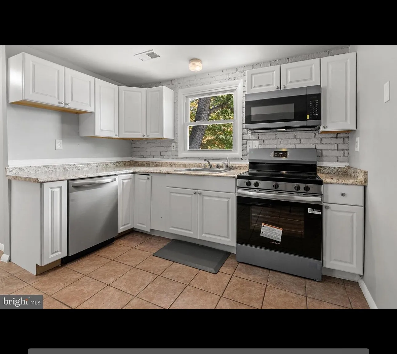 655 Cadbury Dr — Photo 3
