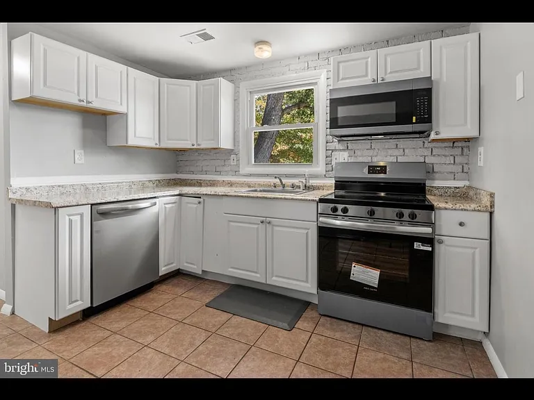 655 Cadbury Dr — Photo 3