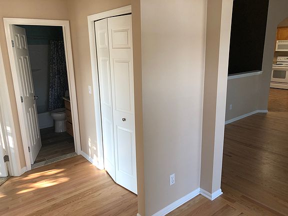 5th image of 1364 Hillcrest Dr #1