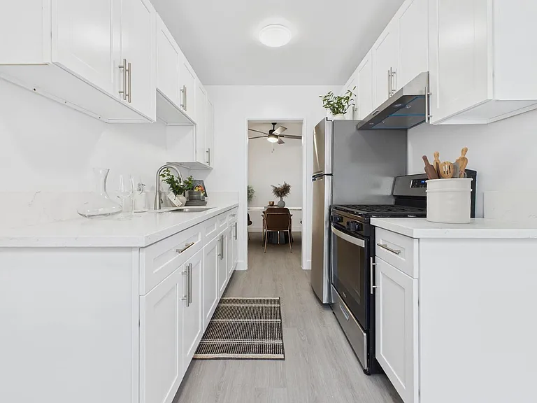 Sepulveda Apartments — Photo 1