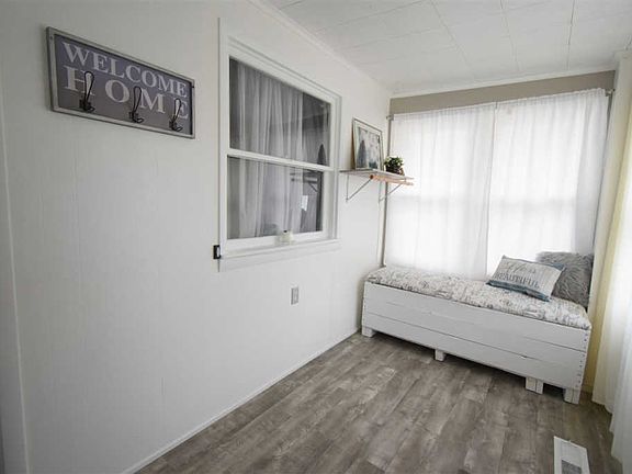 5th image of 2214 S Olive St