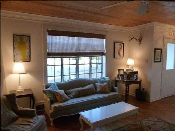 3rd image of 1557 College Ct