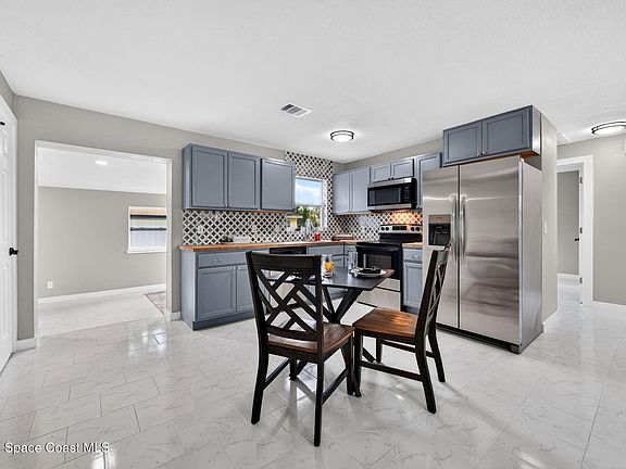5th image of 1052 Jersey St