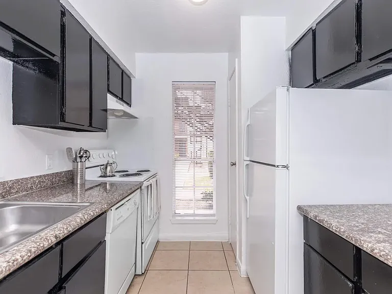 Colonial Woods Apts — Photo 36