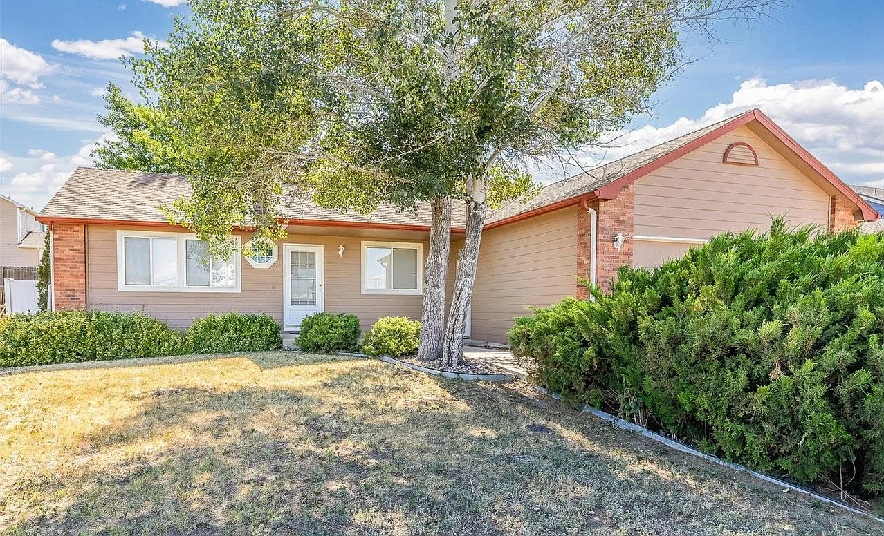 3 bed, 966 sqft, $2,100 — Photo 1