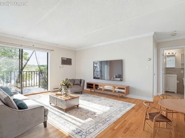 209 Riverview Ave APT 5, Newton, MA 02466