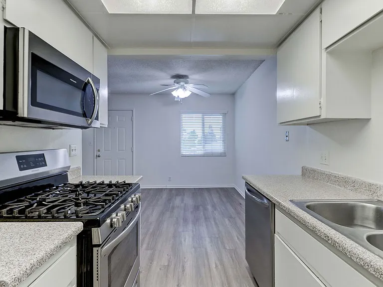 207 W Marquita #7 — Photo 12