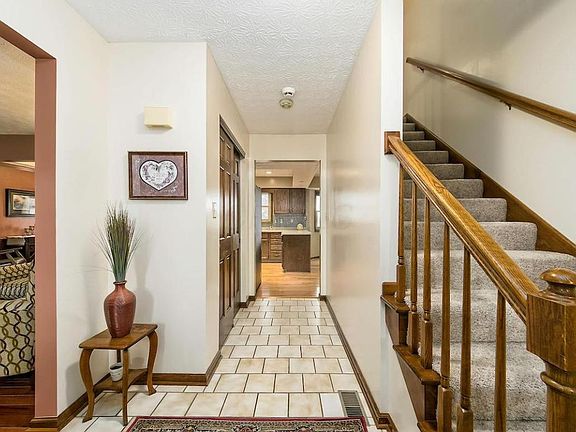 3rd image of 11267 Huntington Way NW