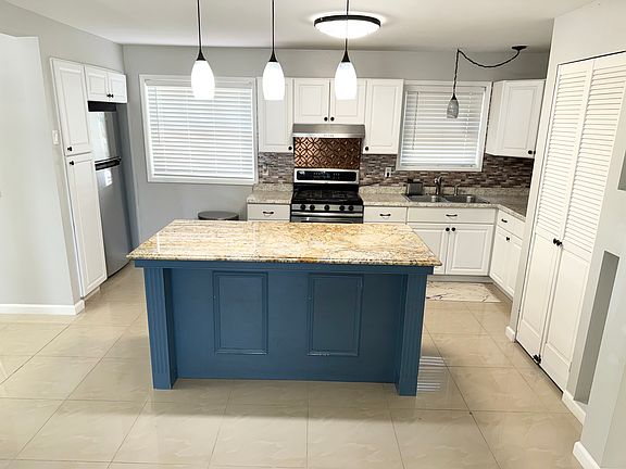 5th image of 702 Drummond Way