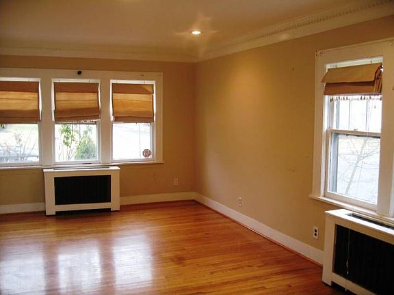 3rd image of 223 Grand St