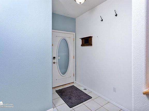 3rd image of 1090 E Seneca Ave