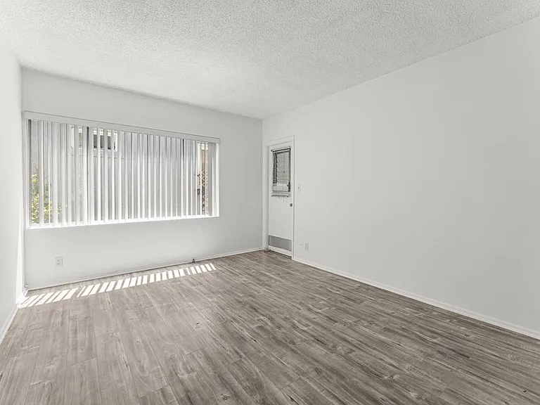11946 Montana Ave #302 — Photo 21