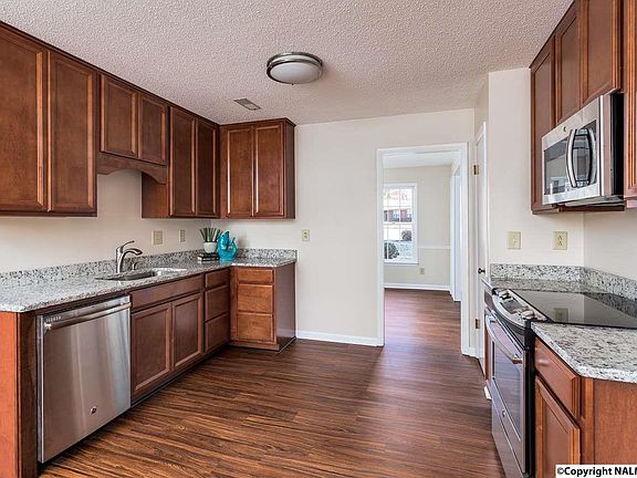 5th image of 10304 Foothills Cir SE