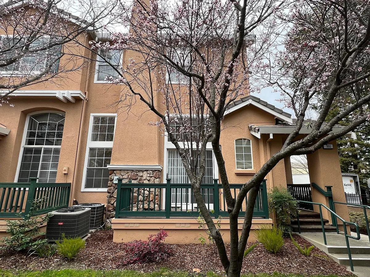 Building Photo - 960 Falcon Ct