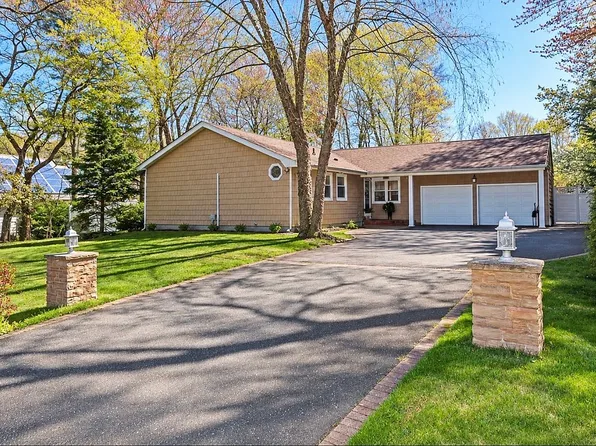 395 Ridgefield Rd, Hauppauge, NY 11788
