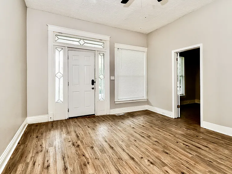 327556_019_living_room_13040932.jpg